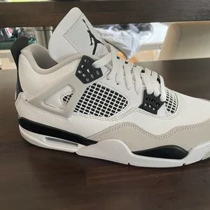 Jordan 4 military black - Helt nya Jordan 4 military black i storlek 41. Låda finns med
