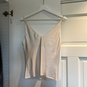 Fin fest tröja i sides material  - Jätte fin fest tröja aldrig använd 