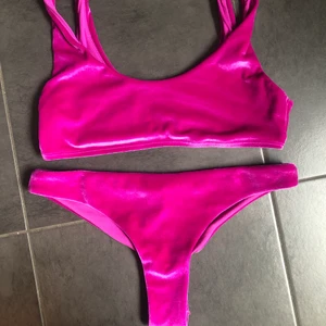 Bikini - Rosa/cerise bikini i velour från H&M. Verkligen såååå fin men har tyvärr blivit för liten för mig. Knappt använd. Strl 38 på toppen och 34 eller 36 på trosorna, lappen är bortklippt och jag minns inte exakt. 