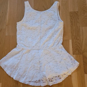 Topp - Spetstopp i stolek 146/152 från H&M. Den är använd, men i bra skick. Kan fraktas, köparen står för kostnaderna💕