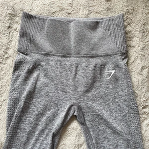 Gymshark träningtishts - Gråa gymshark tights 💕helt oanvända och scrunch där bak