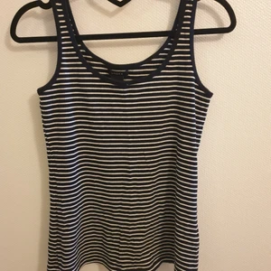 Svart/ vitt randigt linne - Randigt svart/vitt stretchigt linne stl S, men passar också som M