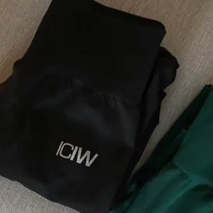 Träningstights  - Träningstights från märket ICIW, köpta av en tjej på fb, men säljer då de var lite för tighta för mig. Var väldigt många som skrev på förra därav har jag valt att starta budgivning på båda ❤️ finns liten defekt på loggan, se sista bilden!