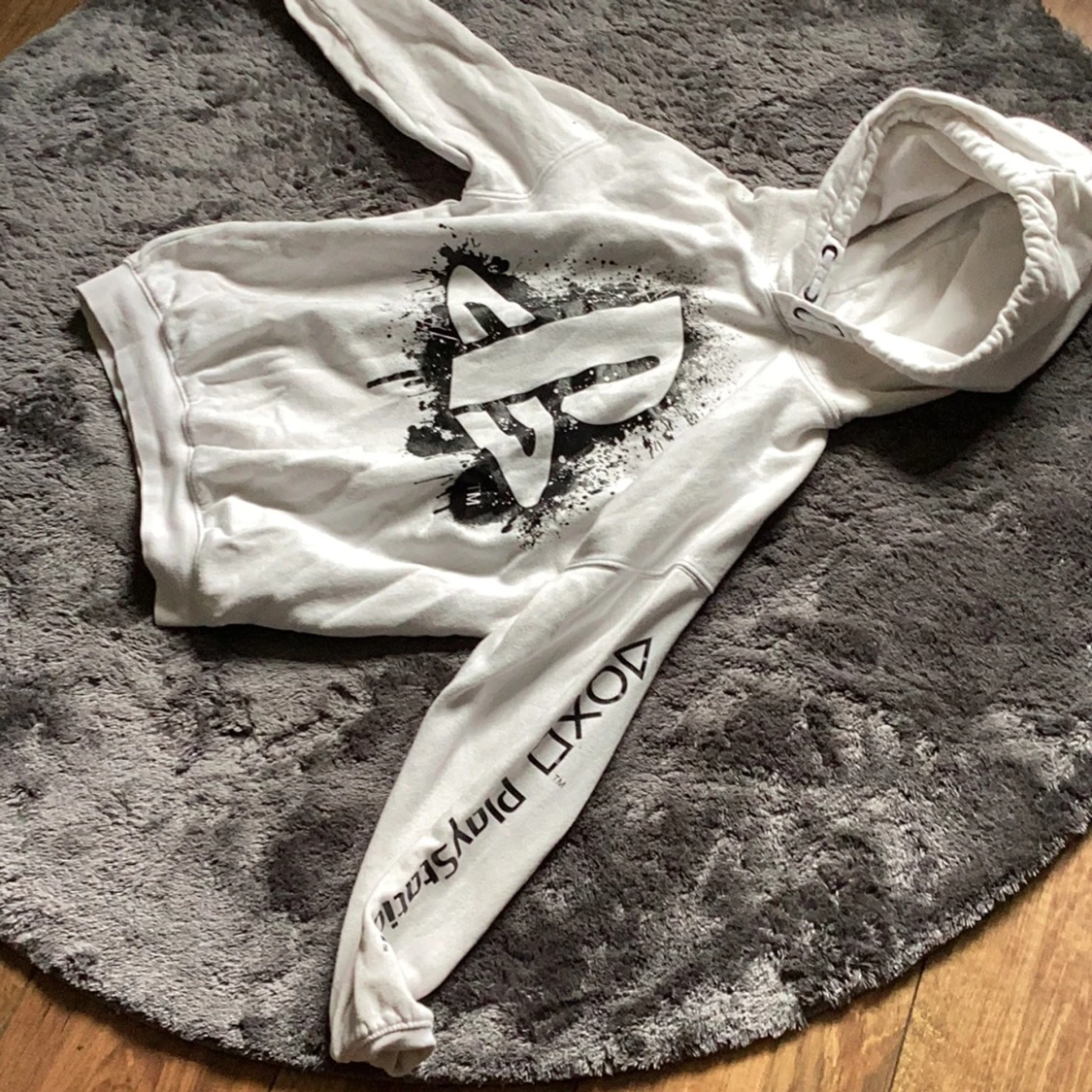 En vit hoodie med svart playstation - 91