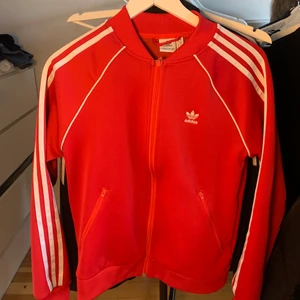 Adidas  - Röd asidas kofta, Strl S, Bra skick