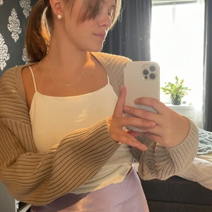 Kort cardigan HM - En beige kort cardigan från HM som tyvärr inte kommer till användning. Superfin till klänning eller en topp 