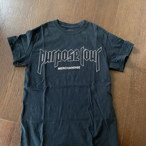 T-shirt Justin Bieber  - En svart t-shirt köpt på Justin Biebers konsert i Stockholm för några år sedan.. Storlek S