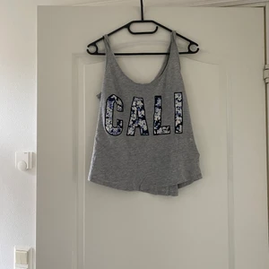 Grått Cali linne - Pösigt linne med djup rygg.