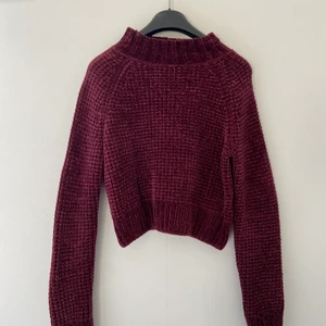 HM mjuk tröja strl xs  - En mjuk vinröd nästintill lila tröja som är skön  både insidan o ut i strl xs som passar som en s. Kontakta vid frågor eller fler bilder. Frakt kan bli billigare samt tröjan