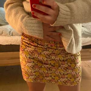 Jättegullig kjol köpt på urbanoutfitters:) Köpt för lite mindre än ett år sedan och är i bra skick❤️