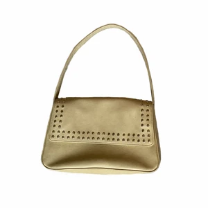 Handväska - Beige handväska med silverdetaljer. Bra skick. Skriv för mått :)