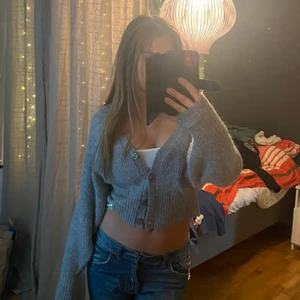 Stickad kofta - Super mysig kofta/ tröja från gina. Storlek S men rätt oversized enligt mig. Nyskick.  Skriv vid frågor eller fler bilder! 🫶🏽