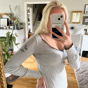 Odd Molly topp - Grå topp från odd Molly, aldrig använd utan har bara legat i garderoben i flera år så väldigt fint skick. Köpt på deras affär i Göteborg och tror inte den säljs längre. 