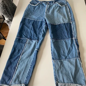 Blåa jeans - Väldigt fin men kommer tyvärr inte till användning längre. De är ganska tunna med det är jätte skönt på sommaren!