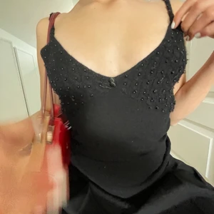 Stickat svart linne - Stickat svart vintage linne med pärl detaljer. Använt ganska flitigt. Passar storlek S/M. Skicka PM för fler bilder. 