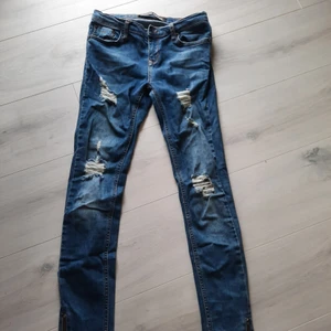 Jeans stl 152? - Jeans köpta på ullared. Knappt använda! Stl . Dragkedja längst ner. Bara skriva för fler frågor/ bilder💕