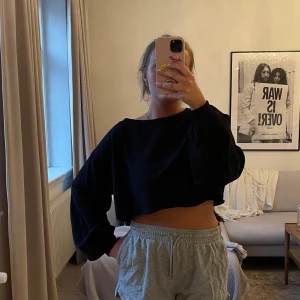 Croppad sweater - helt ny och aldrig använd. Croppad sweater från Nakd. Storlek m