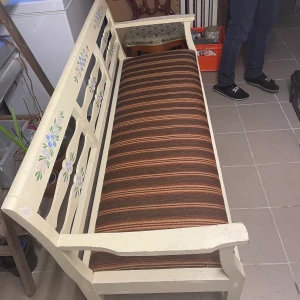 Soffa - Jag säljer en soffa som stått i min hall men som inte kom till användning pga renovering! Fint skick, delen man sitter på går att ta av och klä om ifall man inte gillar tyget, om det är något man önskar!                                  Mått: djup ca 52cm, bredd ca 150cm och längd(från botten till toppen) är ca 85cm! 