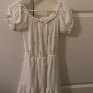 Klänning - Söt vit sommarklänning från Gina tricot i storlek S. Använd en gång förra midsommar.  