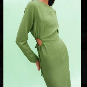 Säljer min otroligt fina klänning i linne från zara! Så fin grön färg med jättesmickrande cut outs i midjan. Endast använd 1 gång, superbra skick.