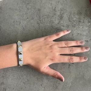 Valentino Garvani - Säljer mitt superfina gråa valentino armband. Det har börjat lossna lite framtill, därav lägre pris. Köpt på MyTheresa & box samt dustbag skickas med. Kvitto finns även :) BYTES EJ.