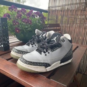 Jordan 3 ’Wolf Grey’ GS Storlek 39 - Jordan 3 ’Wolf Grey’. Lådan i bilderna är ej orginallådan. Kommer i AirForce låda om så önskas. Använda 3 gånger. Köpta på Footlocker.