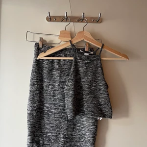 Set NLY Trend - Mörkgrå melerat set från NLY trend. Båda delar i XS, viss stretch i kjolen, croppad topp.