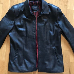 Vintage Skinnjacka  - Supercoola skinnjacka som tyvärr sitter lite för baggy för min smak, köpt second hand men mycket bra skick, dragkedjan funkar inte men är fixbar.❤️❤️ jackan är i XL men funkar bra för alla storlekar beroende på hur man vill ha passformen, för mig sitter den som sagt lite för baggy för hur jag vill ha det och jag är en storlek S. 