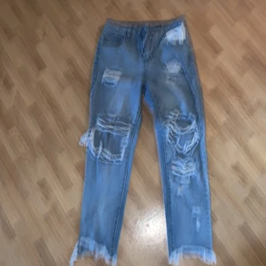 Jeans från SHEIN! storlek XS (160) -  Byxorna är lite gammla, typ i bra skick, knappen sitter lite löst i fram midjan men dom funkar endån❤️  inte slitna eller nått annat problem med dom❤️  original pris var 150 men eftersom knappen är lite lös så sänker jag det till 100