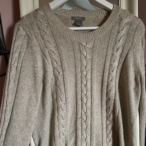 Stickad tröja  - Stickad beige tröja som är kabelstickad från Lindex, jätteskönt material och perfekt som en extra tröja till sommaren💗