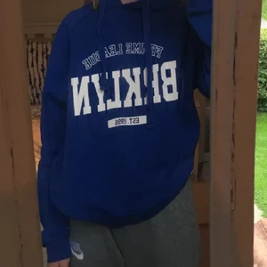 Blå gina tricot hoddie - En av mina favortit tröjor verkligen så fin men säljer pga att jag behöver pengar💕💕 ganska använd men inga synliga defekter🥰 skriv vid intresse o priset kan diskuteras!! Säljs inte längre i deras butik💕💕