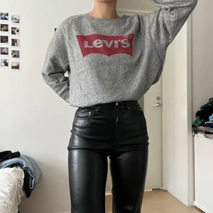 Levis sweatshirt - Klassisk Levi’s sweatshirt som är i nyskick! Sitter superfint oversized och passar till alla typer av byxor🥰