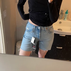 Shorts från Levis  - Lite längre shorts från Levis, 501:or. Säljer ena paret eftersom jag köpte två storlekar, så dessa är oanvända med lappar kvar! Storlek 25 men sitter såhär på mig som har ca 26. 