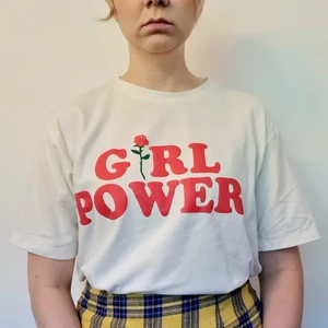 Girl Power print tee - Statement tshirt av rätt tjock och mjuk bomull. Inte see through alls. Köpt på yesstyle och knappt använd. 