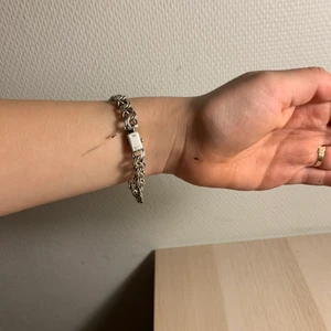 Silver armband - Säljer ett äkta silver armband med stämpel. Nypris 1700kr, skick 9/10.  Säljer för 499kr annars Kom med egna priser💕💕