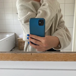 Perfekt tröja till sommaren - Säljer denna stickade tröja från H&M då den inte kommer till användning, har använt ca 3-4 gånger sammanlagt. Framkommer inte i de senare två bilderna att färgen mer överenskommer med färgen på den första bilden, den är alltså varmt beige.💗