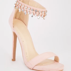 Asos - Säljer dessa fina klackar som jag köpte nyligen. De är I storlek 38 och I nysick. Säljer pga att de är för store för min små fötter.