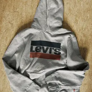Skitsnygg Levis hoodie i väldigt fint skick. Storlek M (ganska oversize) 