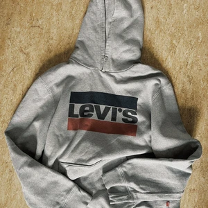 Levis hoodie - Skitsnygg Levis hoodie i väldigt fint skick. Storlek M (ganska oversize) 