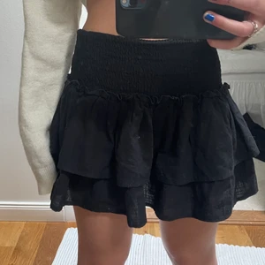 Svart volangkjol - säljer denna svarta volangkjol i ett tjockt och fint material, i nyskick. är insydd i midjan och passar en XS-S då det är stretch💕🙏🏼