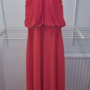 Festklänning 36 - Super fin fest, bal, bröllopsklänning. Nypris 2600 danska kronor. Ca 3700 svenska.  Kan ev behöva en lätt kemtvätt om man vill. Lite smutsig i kanten längst ned, inget som syns om man inte synar den. Använd en gång på bröllop.  Stl. 36. 1000kr.