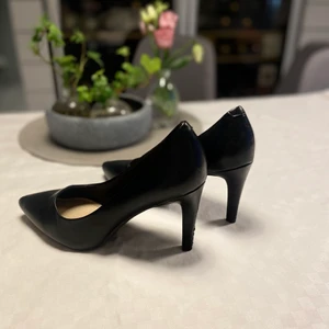 Klackskor från Ally - Defekt på den ena skons klack, inte speciellt märkbart men finns där. Utöver det fräscha och i gott skick.