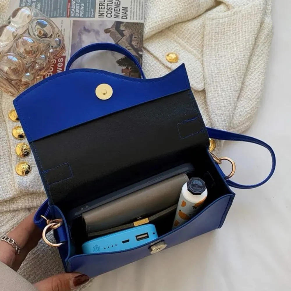 En söt liten blå väska som jag säljer för att den inte har kommit till användning ( helt oanvänd ) 💜. Väskor.