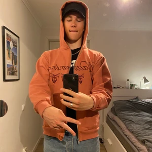 Cactus Jack tröja - Sjukt fet Cactus Jack tröja köpt i Milano, använt några fåtal gången men kände att färgen inte riktigt passar min stil. storlek M och är inte så lång i längden. Jag är 185 cm lång