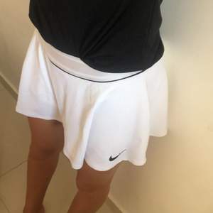 Nike kjol L barn, 110kr. Adidas t-shirt M, 90kr
