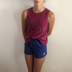 Träning - Asics shorts st XS, 60 kr. Adidas linne st XS, 70kr