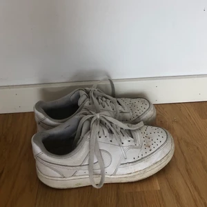 Nike sneakers - Vita ascoola nikeskor i klassisk tennis shoe modell! Stl 36, skulle kanske passa 37 också 👟 Älskade men i fint skick, bara lite smutsiga som ni ser därav det låga priset. Priset kan diskuteras ❤️