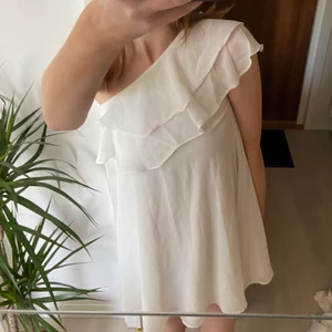 Vit klänning  - En fin vit volangklänning från club L, strl S❤️‍🔥