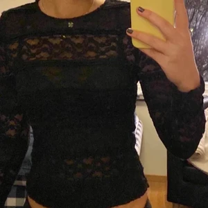 Svart långärmad Zara tröja - Säljer min svarta Zara tröja🖤⚡️