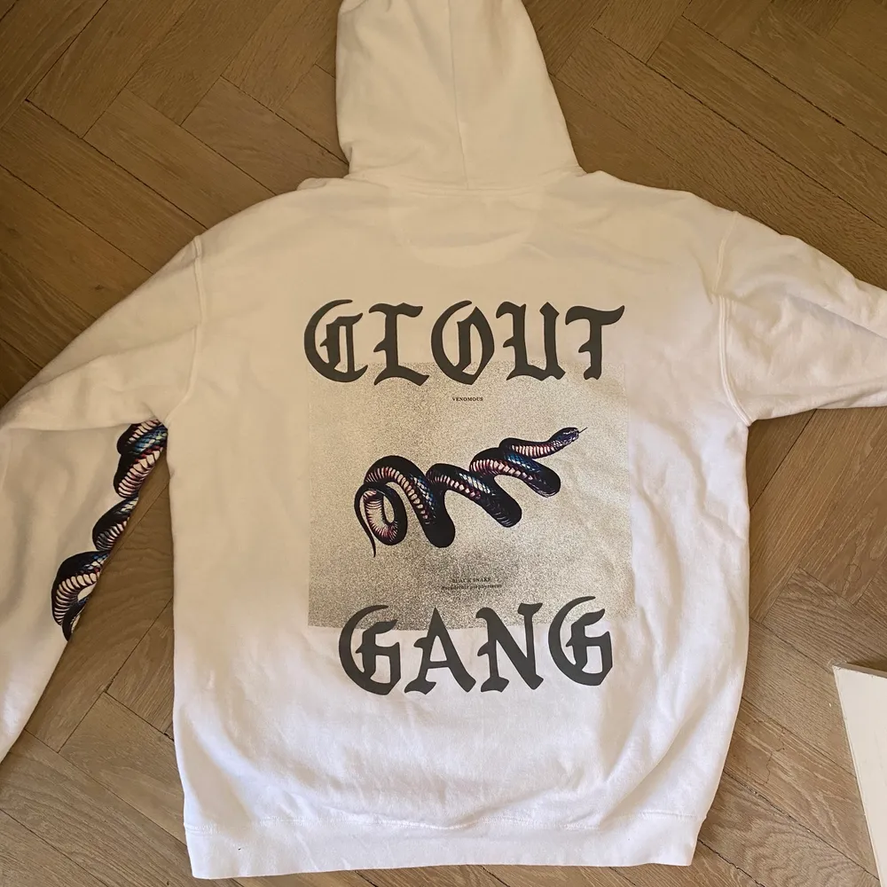 Perfekt skickat, aldrig använt . Hoodies.